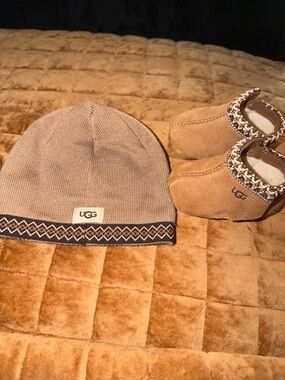 UGG Baby Booties & Hat Set Chestnut 0-1 Size Like New